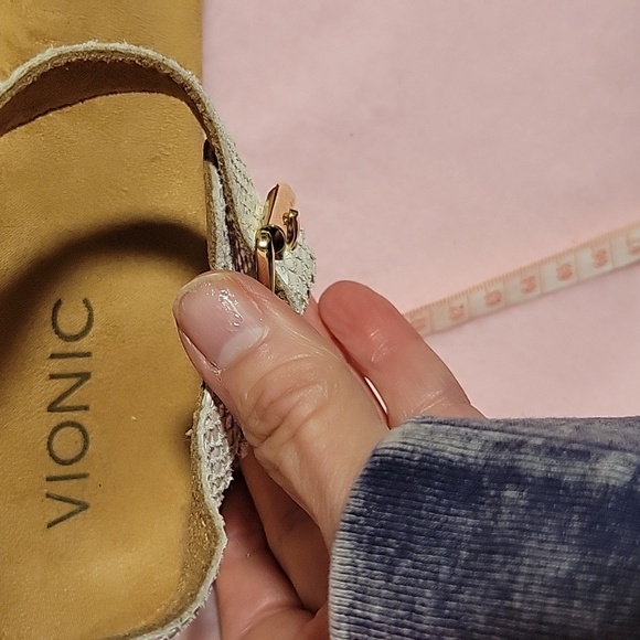 Vionic Cream Sandals - Picture 5 of 6